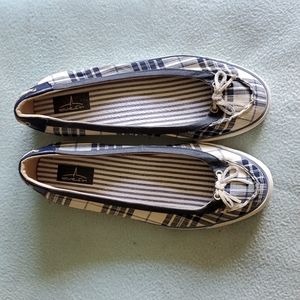 Ladies Blue Fin "Nicki" slip on shoe size 9.5